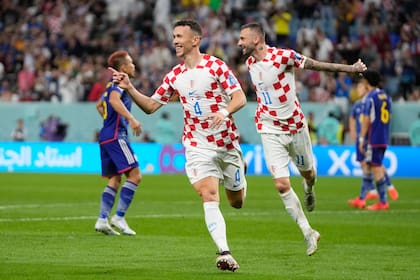 El croata Ivan Perisic convierte el gol del empate ante Japón