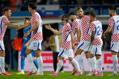 El croata Luka Modric, al centro, celebra con sus compañeros después de anotar el primer gol de su equipo durante el partido amistoso entre Croacia y Eslovenia