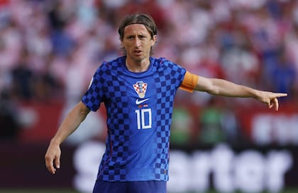 El croata Luka Modric da indicaciones a un compañero durante el partido contra Portugal