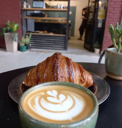 El croissant y el café de especialidad de Melaza, un maridaje perfecto.