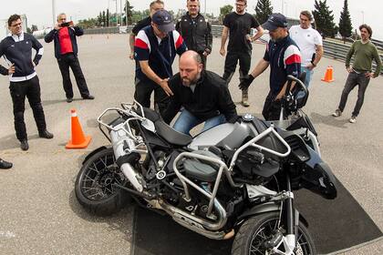 El cronista intentando levantar una moto, parte del curso