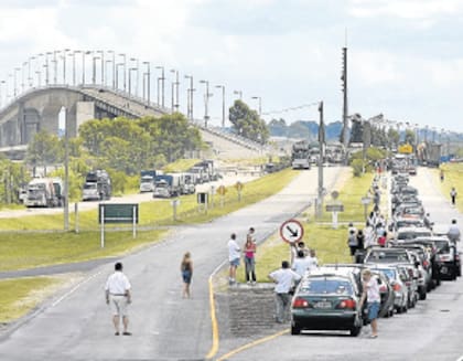 Movimiento de turistas en el puente Colón-Paysandú, en otras épocas