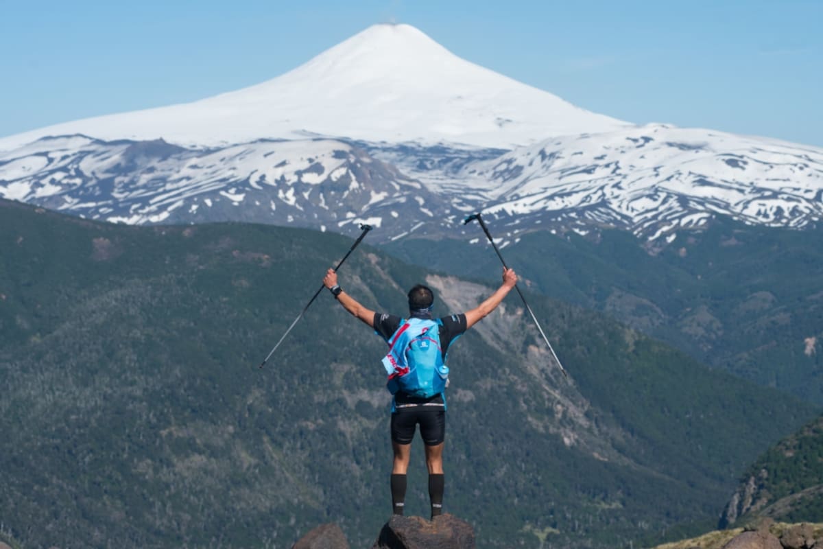 El Cruce Columna con el Lanin dominando el paisaje