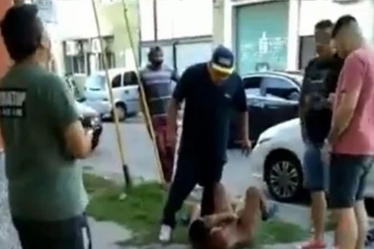 El cruce de 844 y 877, en San Francisco Solano, donde un adolescente que quiso robarle el celular a un hombre terminó linchado y desnudado por los vecinos que lo persiguieron