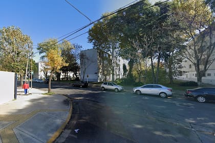 El cruce de Ezeiza y Condarco, a metros del complejo de monoblocks Barrio General San Martín y detrás del predio del hipermercado Walmart de Constituyentes y casi General Paz, en Villa Pueyrredón