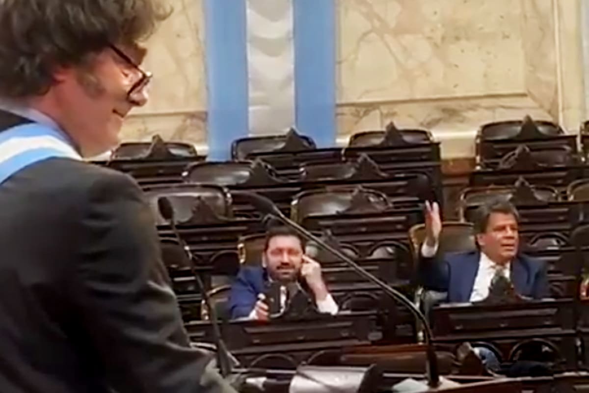 El cruce de Javier Milei con Manes, en un recinto semi vacío
