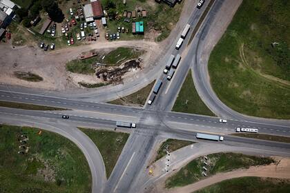 El cruce de las rutas nacional 7 y provincial 51, en Carmen de Areco. El Gobierno plantea que la mayor competencia en el sistema de obras públicas agilizaría los trabajos