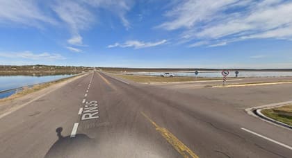 El cruce en el que la camioneta siguió de largo y cayó