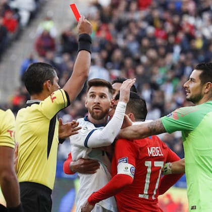 El cruce entre Messi y Medel en el duelo por el tercer puesto de la Copa América de Brasil, en 2019, que terminó con la expulsión de los dos futbolistas