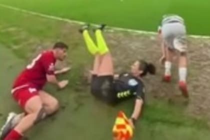 El cruce entre Yusuf Erdogan, jugador del Bursaspor, y Mehmet Manis, del Mardin 1969 Spor, que derivó en la caída de Esra Arıkboga