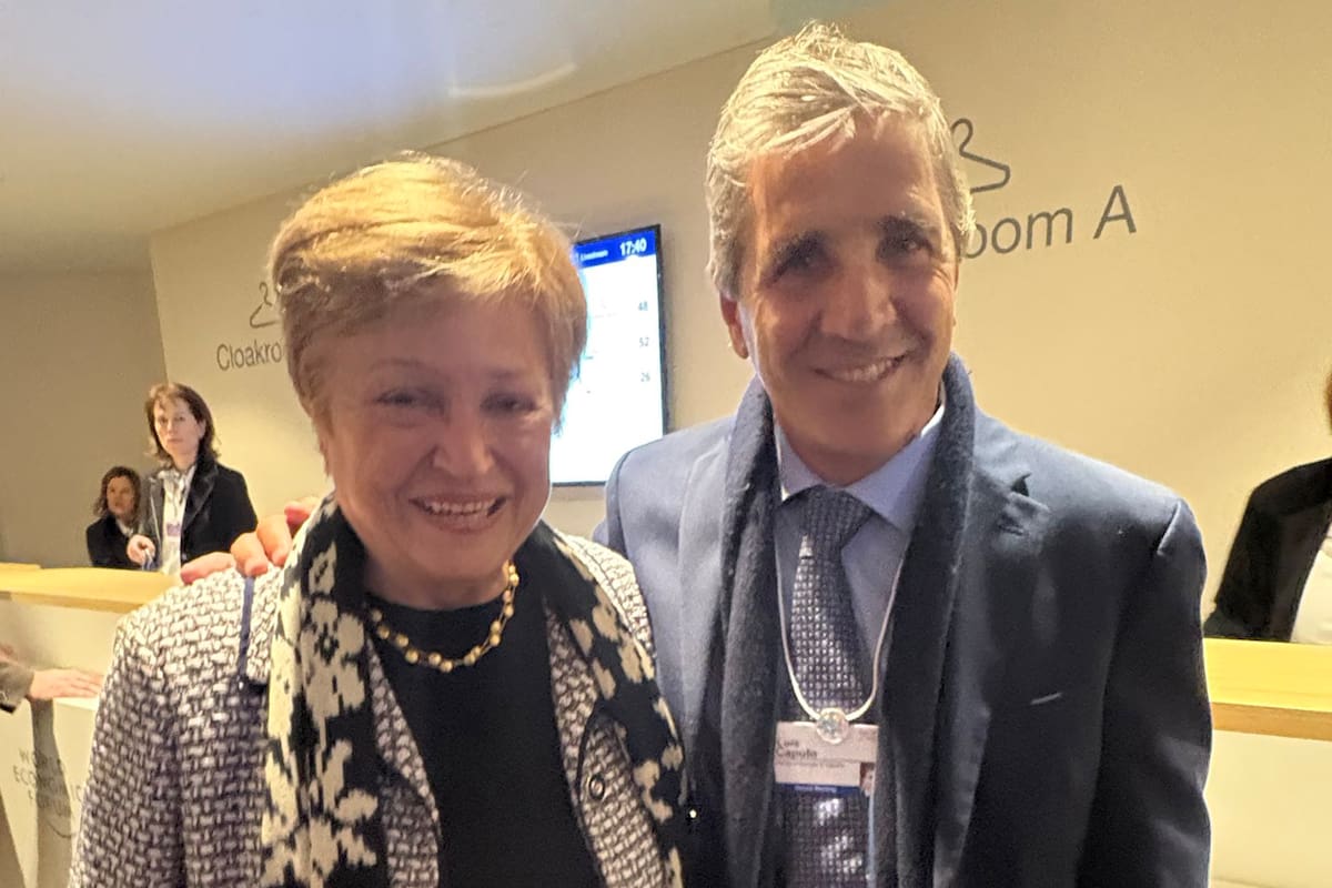 El cruce se dio en el guardarropas del evento y se inscribió en una semana clave para el vínculo con el FMI