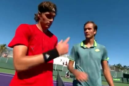 El cruce tras el final del partido