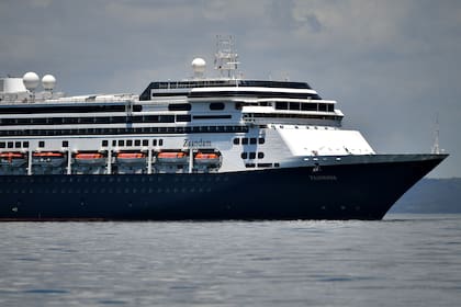 El crucero Zaandam es uno de los dos que espera autorización para desembarcar en Florida