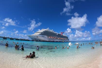 El crucero "Carnival Horizon", en la isla caribeña Gran Turca, de las Islas Turcas y Caicos; el barco pertenece a Carnival Corporation, la empresa de turismo más grande del mundo