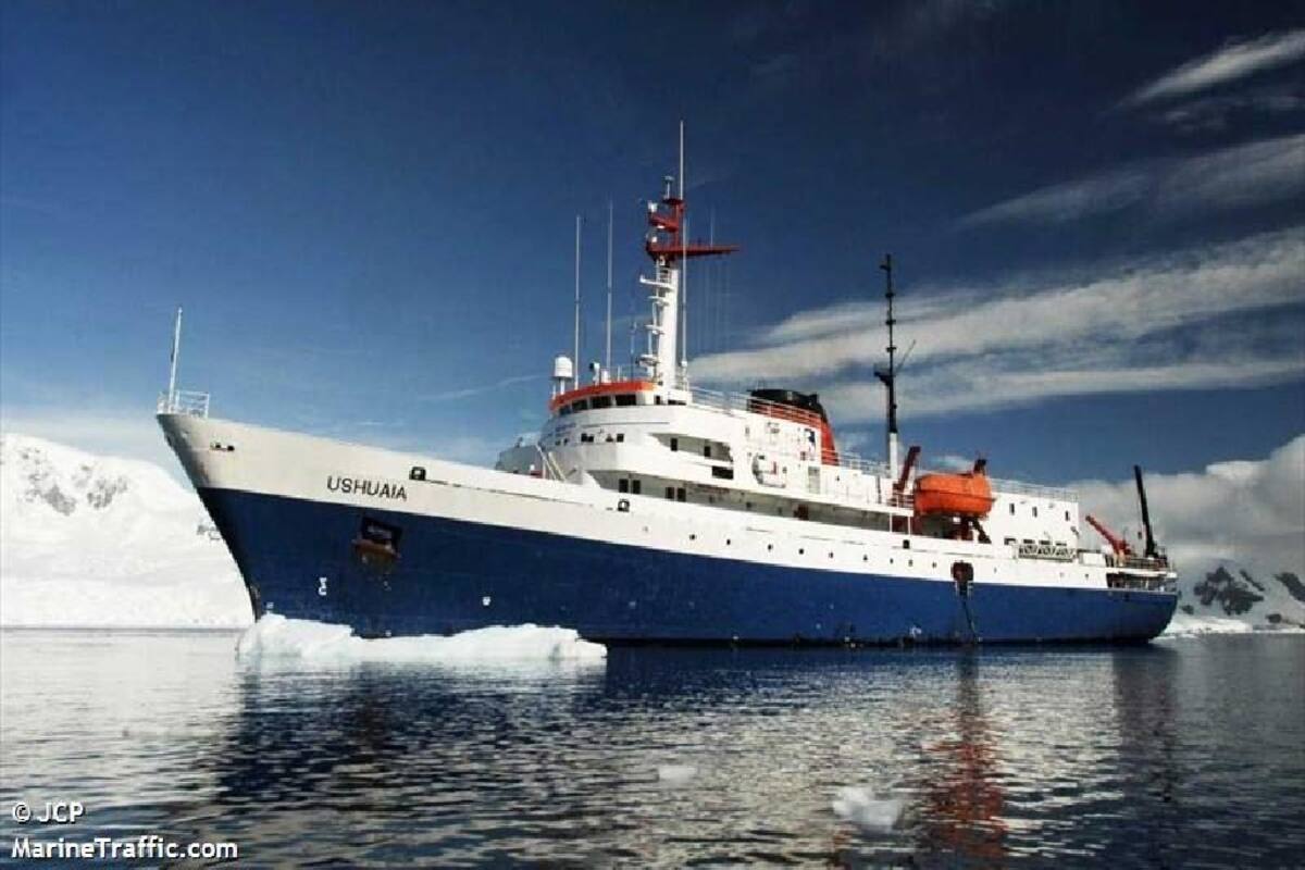 El crucero antártico Ushuaia permanece frente a la costa marplatense. Autoridades locales niegan ingreso para evitar contagios por coronavirus.