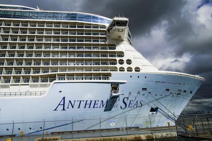 El crucero Anthem of the Seas está atracado en el puerto de cruceros de Cape Liberty, Nueva Jersey