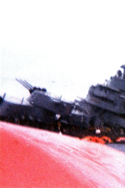 Una de las imágenes del hundimiento del crucero General Belgrano tomadas por el teniente Sgut.