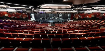 El crucero cuenta también con un importante auditorio donde se brindarán diversos shows todas las noches