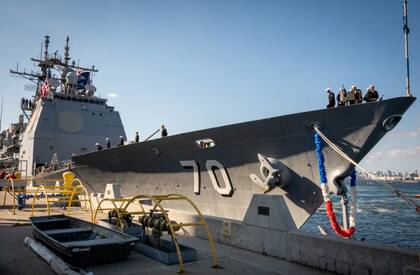 El crucero de misiles guiados clase Ticonderoga USS Lake Erie (CG 70)