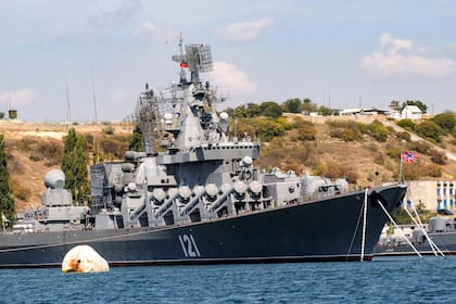 El crucero de misiles ruso Moskva, el buque insignia de la Flota del Mar Negro de Rusia, se ve anclado en el puerto de Sebastopol, en el Mar Negro, el 11 de septiembre de 2008