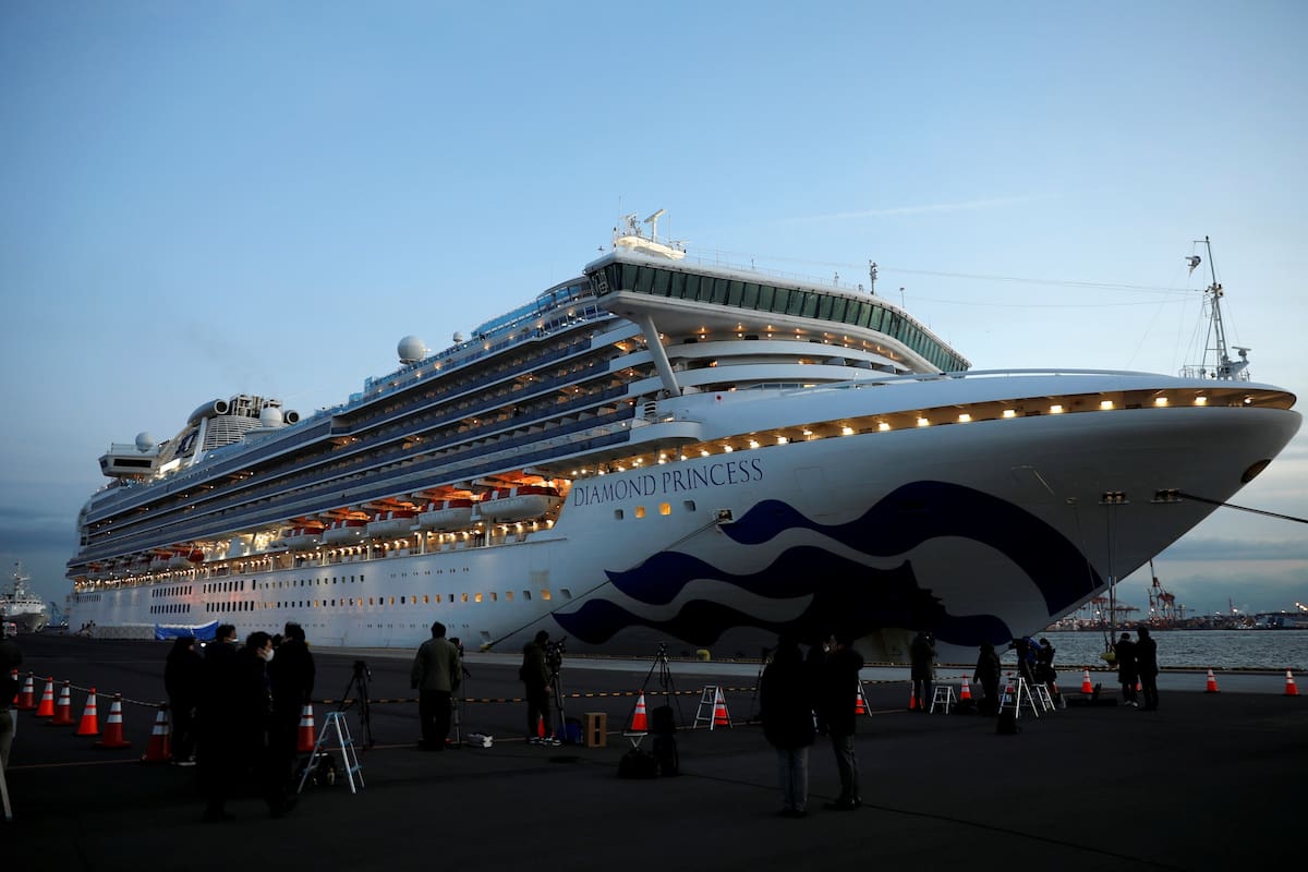 El crucero Diamond Princess amarrado en el puerto de Yokohama