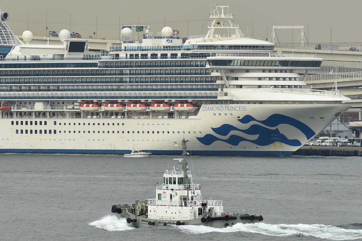 El crucero Diamond Princess en cuarentena por el coronavirus en el puerto de Yokohama en Japón