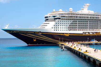 El crucero Disney Fantasy en el muelle de Punta Langosta en San Miguel, Cozumel, México