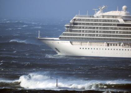 El crucero, en el mar embravecido de Noruega