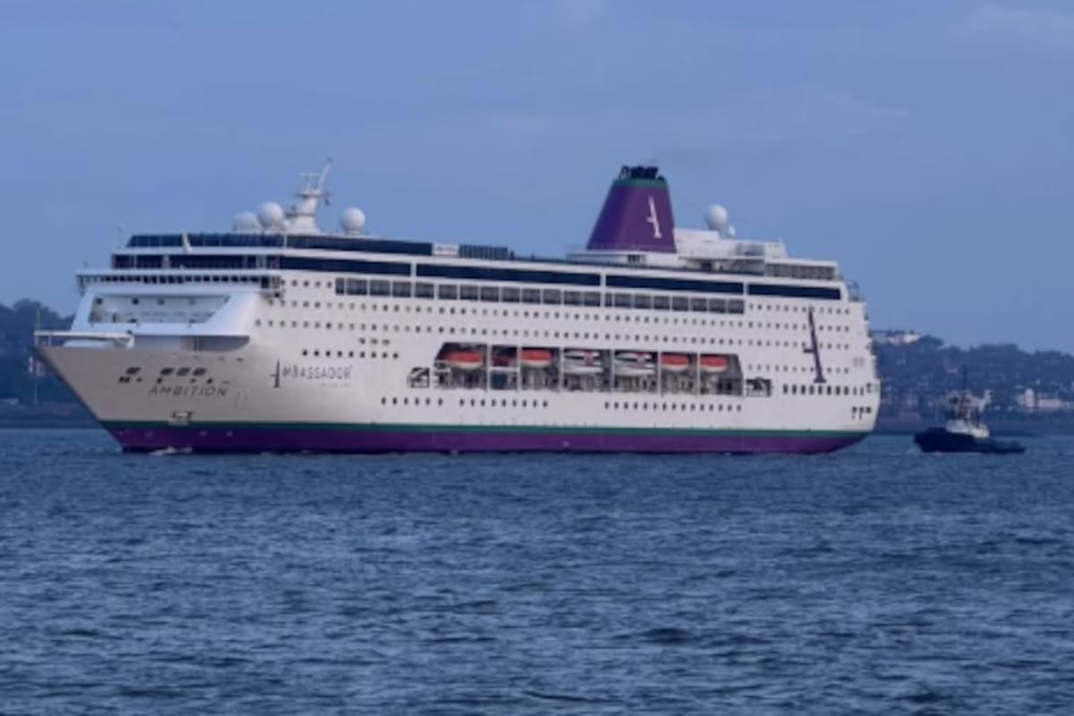 El crucero encuarentenado forma parte de la empresa Ambassador Cruise Line