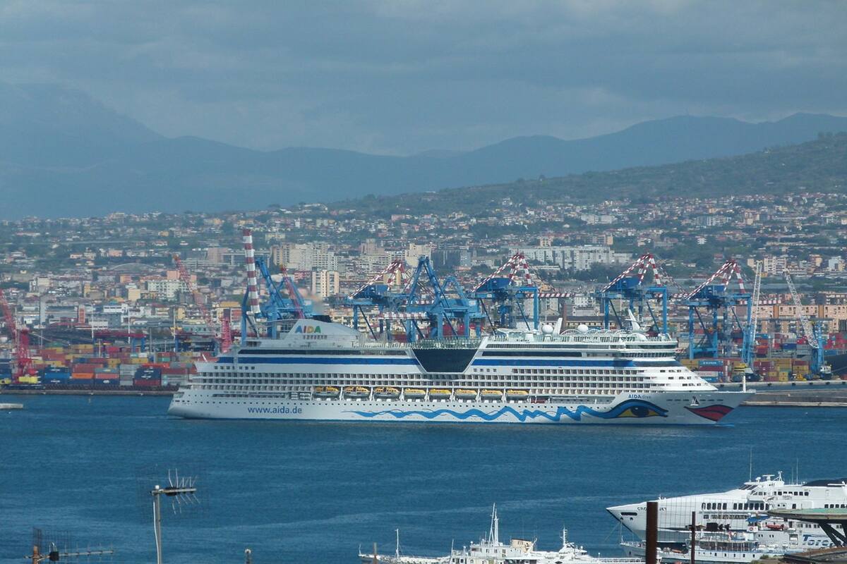 El crucero Melody en el puerto de Nápoles