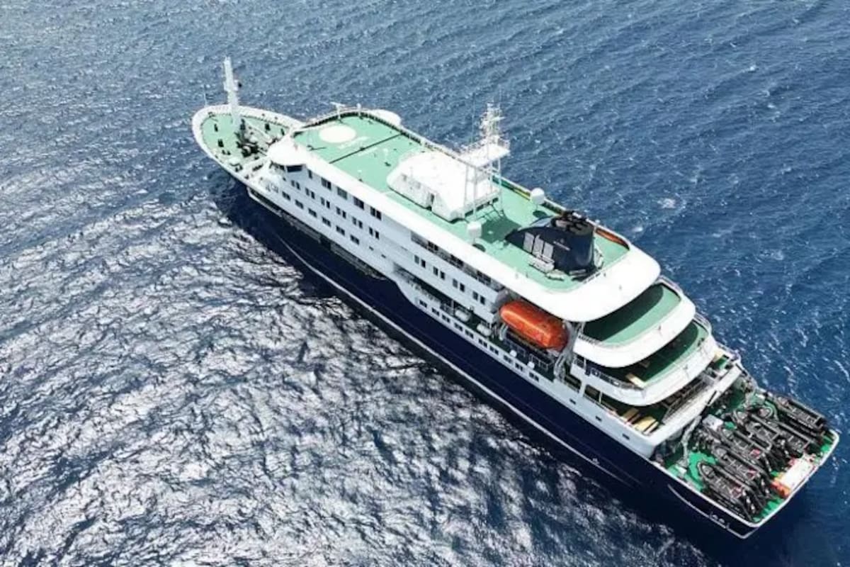 El crucero MV Hondius anclado frente al puerto de Praia, la capital de Cabo Verde, el 4 de mayo de 2026