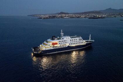 El crucero MV Hondius permaneció tres días fondeado frente a Cabo Verde, donde solo fueron evacuados tres infectados por hantavirus