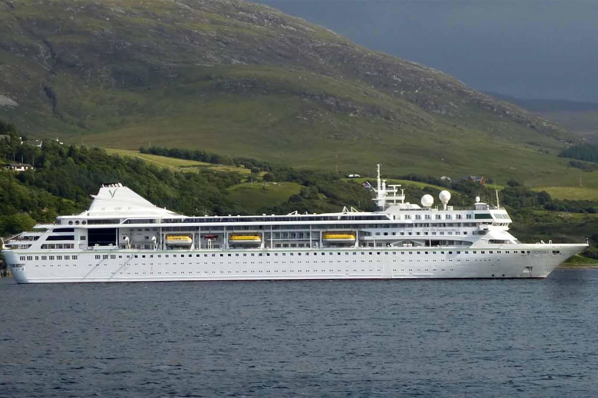 El crucero que iba a recorrer el mundo lleva cuatro meses varado en el puerto de Belfast, en Irlanda del Norte