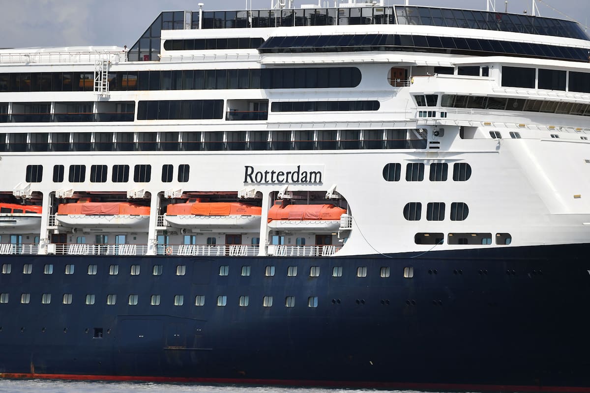 El crucero Rotterdam se prepara para asistir al Zaandam en la bahía de Panamá