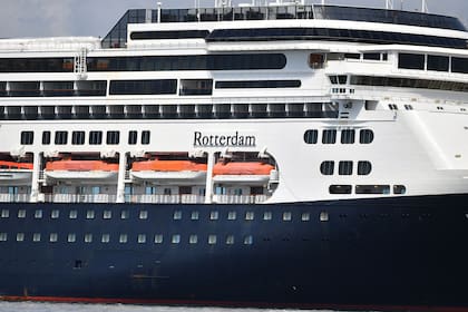 El crucero Rotterdam se prepara para asistir al Zaandam en la bahía de Panamá. Lleva suministros para testear posibles casos de coronavirus
