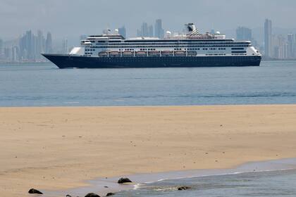 El crucero Zaandam en la bahía de Panamá