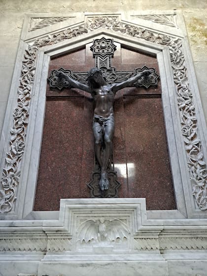 El crucifijo de bronce ubicado en el interior de la bóveda