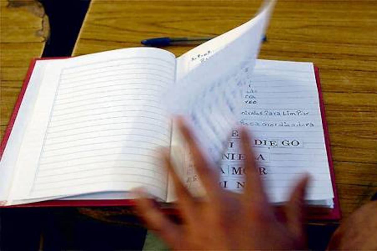 El cuaderno de Javier, que está aprendiendo a leer y escribir