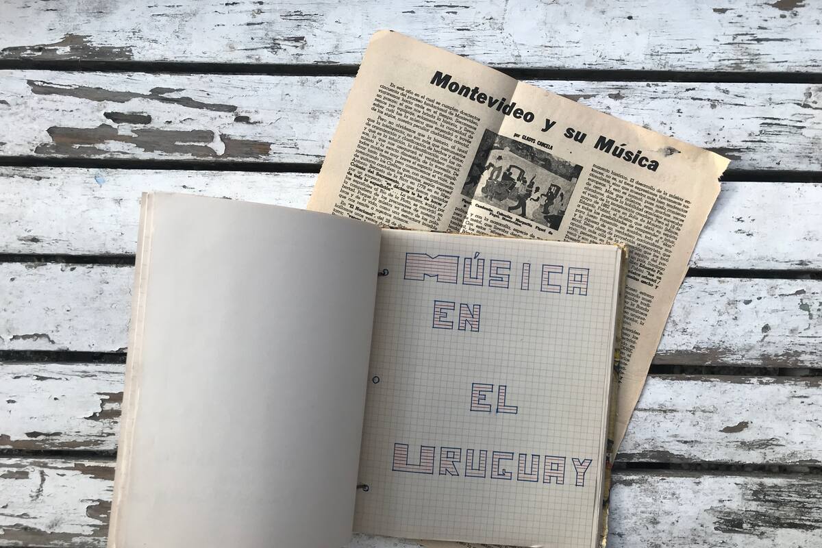 El cuaderno de música de La Choli, que resacató en Uruguay el fotógrafo Martín Bonetto, y un artículo de época de la prestigiosa escritora Gladys Cancela