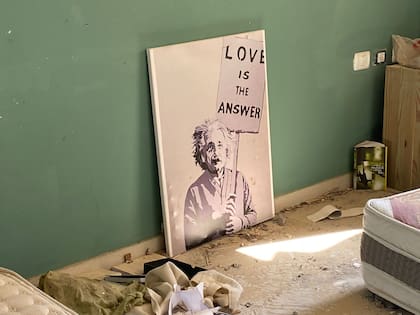El cuadro abandonado en el suelo con un póster con Albert Einstein