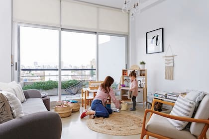 El cuadro con la “A” de Amanda (Crayón) marca que este es su rincón. Cocinita de madera (Ikea), mesa y sillas (Burrushos).