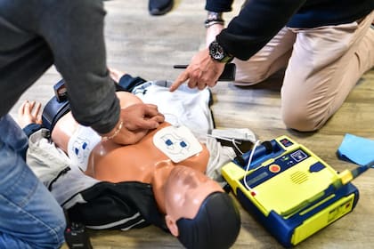 El cuadro de muerte súbita solo puede ser revertido con el uso de equipos que generan una descarga eléctrica, conocidos como desfibriladores