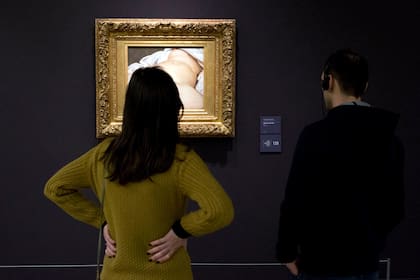 El cuadro en cuestión fue pintado en 1866, se llama "El origen del mundo" y chocó con la sociedad burguesa de la época porque mostraba en primer plano vulva