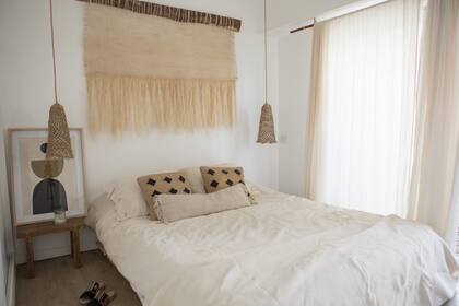 El cuadro es de la arquitecta Sofi Rametta. La simpleza la completan el cubrecama (Aruna Home) y la única mesita de luz (La Ferme Muebles).