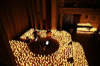 El cuarteto Ámbar, compuesto por músicos argentinos, en una de sus actuaciones dentro del proyecto Candlelight en el Colegio San José