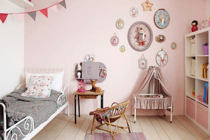 “El cuarto de Anouk está decorado como ella quiso. Sus favoritos son la cama de 150 años que encontramos en un mercado de pulgas y la colección de cuadros intervenidos”.