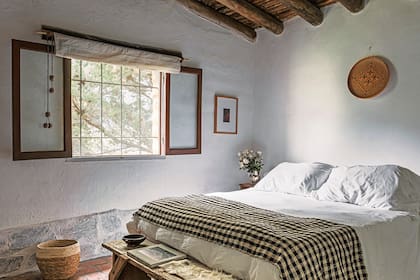 En el cuarto doble, colcha y cesto (Sariri). Pie de cama (Uncu, Tilcara).