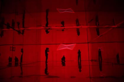 El cuarto se tiñe del emblemático rojo de la marca.