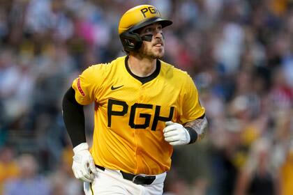 El cubano de los Piratas de Pittsburgh, Yasmani Grandal observa su cuadrangular durante el quinto episodio del juego de béisbol ante los Marineros de Seattle, el viernes 16 de agosto de 2024, en Pittsburgh. (AP Foto/Matt Freed)