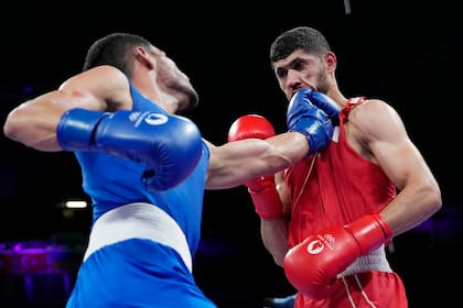 El cubano Erislandy Álvarez golpea al argelino Jugurtha Ait Bekka en su combate de octavos de final en la categoría de 63,5 kilogramos, el lunes 29 de julio de 2024, en Villepinte, Francia. (AP Foto/Ariana Cubillos)